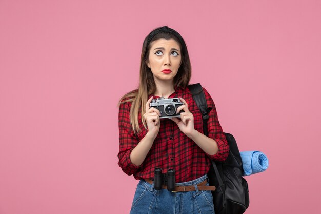 분홍색 배경 모델 사진 여자에 카메라와 빨간 셔츠에 전면보기 젊은 여성