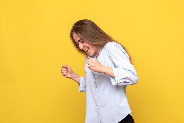 Vista frontale della giovane donna che si rallegra