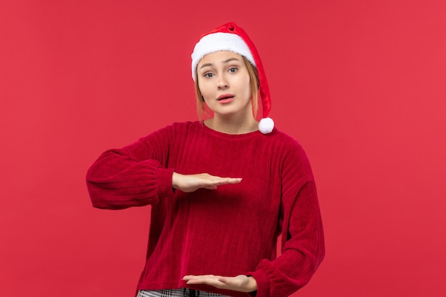 Вид спереди молодая женщина, показывающая размер, красный праздник Рождества