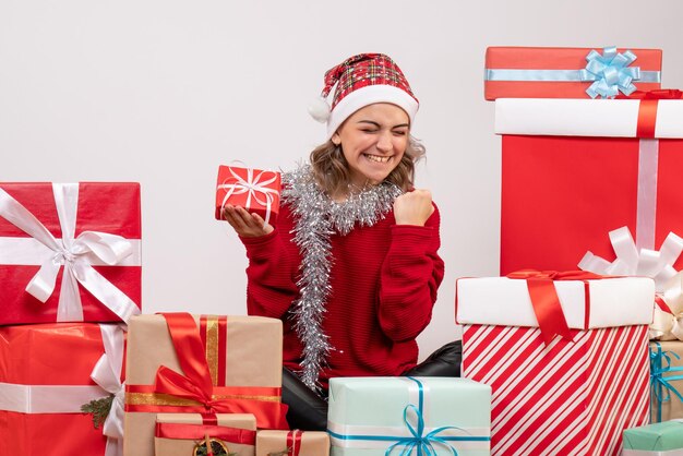 크리스마스 선물과 기쁨 주위에 앉아 전면보기 젊은 여성