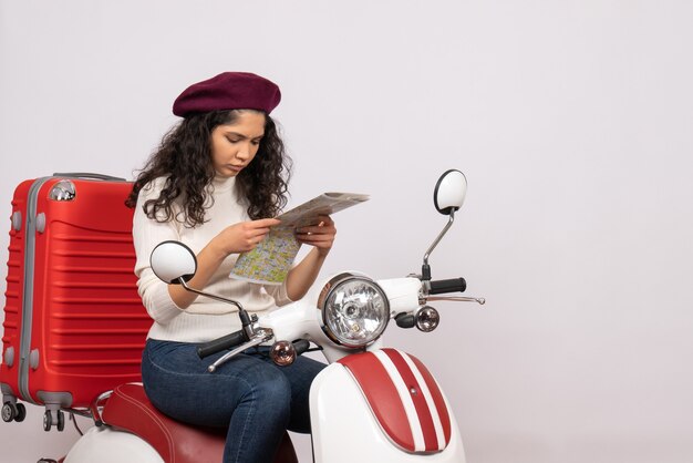 白い背景の女性休暇車両オートバイ都市道路の色に都市地図を保持している自転車に座っている若い女性の正面図