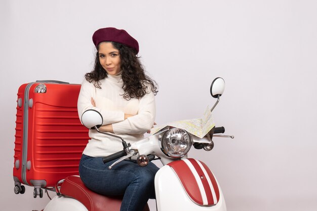 흰색 배경 도로 오토바이 차량 도시 색상 휴가 여자에 자전거에 앉아 전면보기 젊은 여성