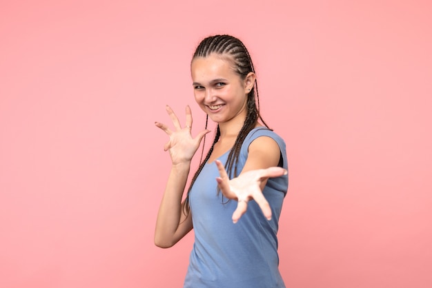 Foto gratuita vista frontale della giovane donna sorridente sul rosa