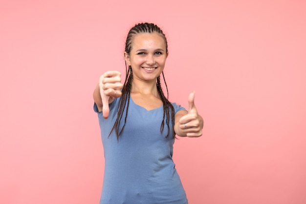 Foto gratuita vista frontale della giovane donna sorridente sul rosa