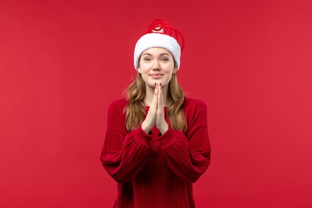 正面図の若い女性の笑顔と祈り、クリスマス休暇