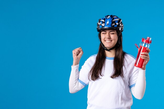 スポーツ服とヘルメットの正面図若い女性