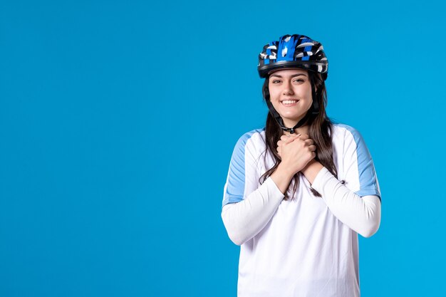 파란색 벽에 헬멧 스포츠 옷 전면보기 젊은 여성