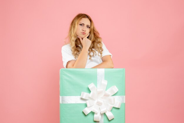 正面図プレゼントボックス思考の中に立っている若い女性