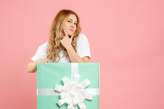 正面図プレゼントボックスの中に立っている若い女性
