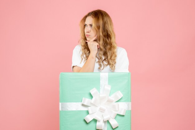 正面図プレゼントボックスの中に立っている若い女性