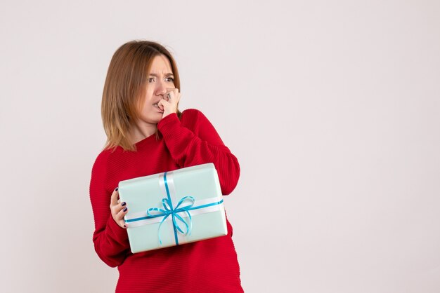 正面図クリスマスの存在と立っている若い女性