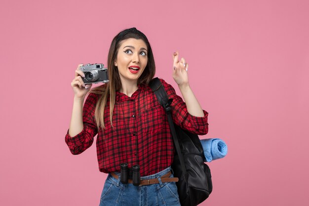 Вид спереди молодая женщина фотографирует с камерой на розовом фоне фото женщина цвета
