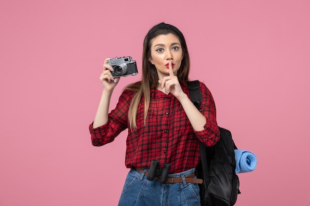 Вид спереди молодая женщина фотографирует с камерой на розовом фоне цвет фото женщины