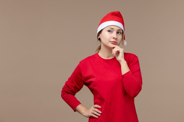 茶色のクリスマスマントと若い女性の正面図