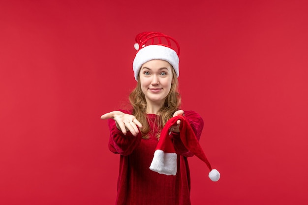 Вид спереди молодая женщина с возбужденным выражением лица, праздничные рождественские эмоции