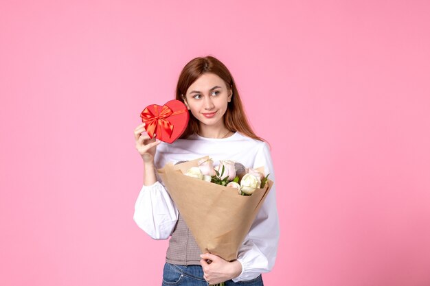 花と正面図ピンクの背景に女性の日の贈り物として提示水平行進平等愛フェミニンな日付バラの女性