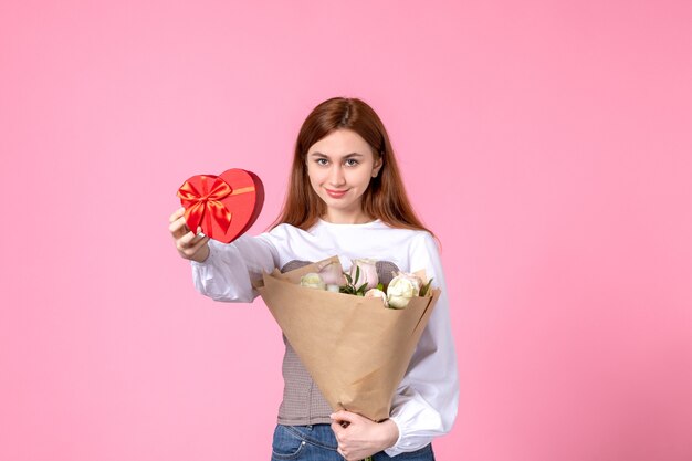 花と正面図ピンクの背景に女性の日の贈り物として提示水平行進平等愛官能的な女性の日付が上昇しました