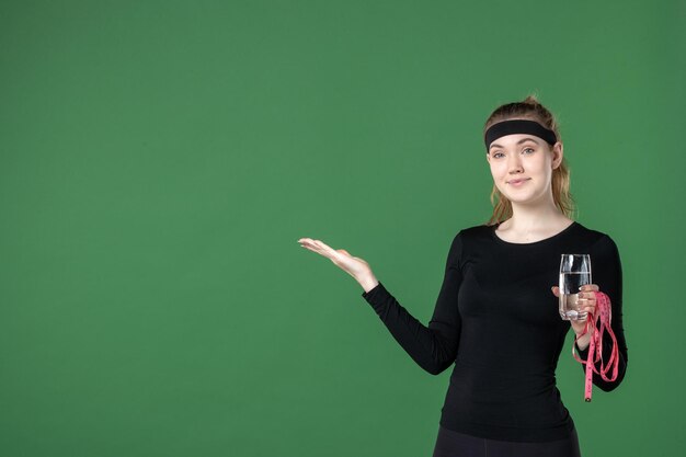 正面図水と緑のウエストメジャーのガラスの若い女性