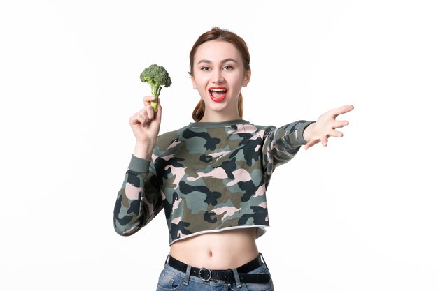 흰색 배경에 녹색 브로콜리와 전면 보기 젊은 여성 다이어트 건강 식품 점심 가로 색상 식사 몸