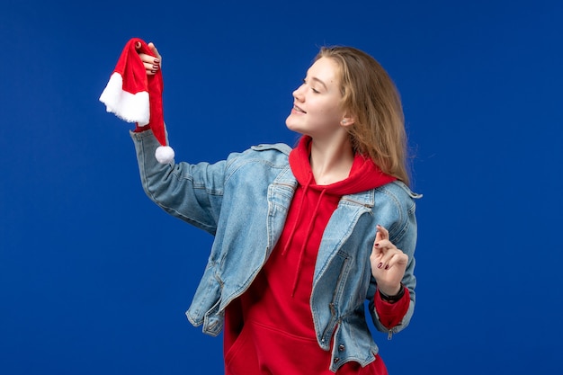 正面図青い机の上の赤い帽子の若い女性休日クリスマス新年