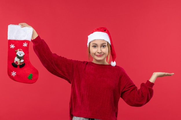 赤いクリスマス靴下、赤いクリスマス休暇の正面図若い女性