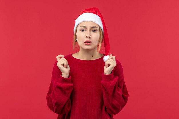 Вид спереди молодая женщина с серьезным выражением лица, красный праздник рождества