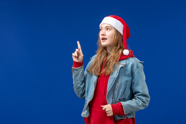 Вид спереди молодая женщина с выражением мышления, рождественские каникулы рождество