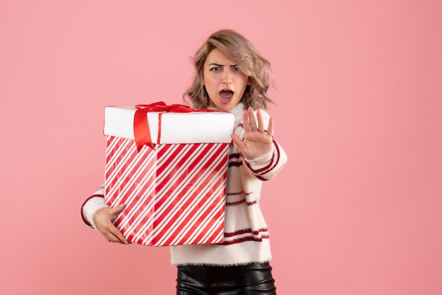 Foto gratuita giovane femmina di vista frontale con il presente di natale