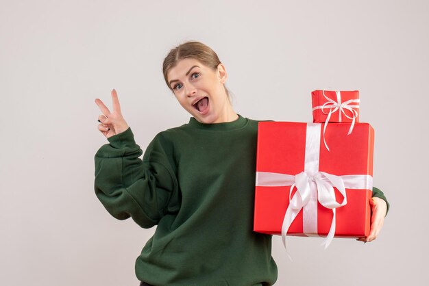 クリスマスプレゼントの正面図若い女性