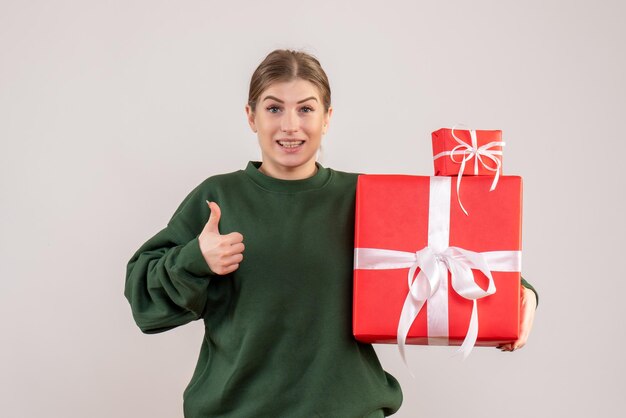 クリスマスプレゼントの正面図若い女性