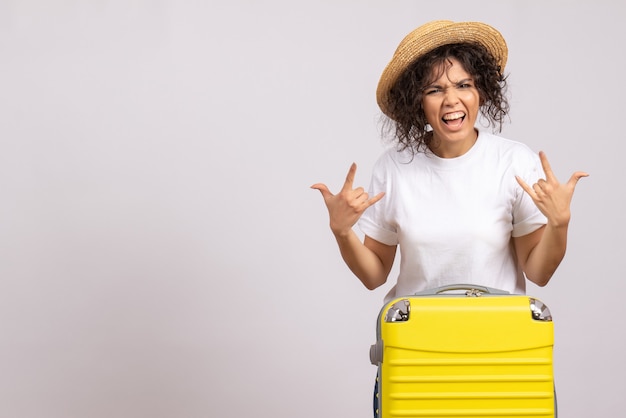 노란색 가방 흰색 배경 색상 휴가 항해 비행 관광 휴식에 여행을 준비하는 전면보기 젊은 여성