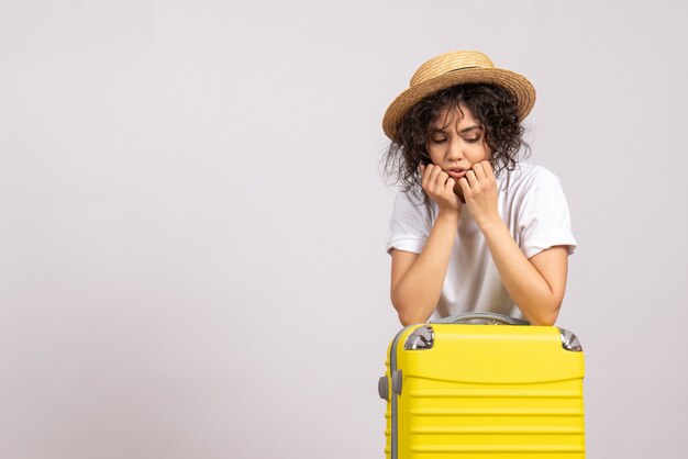 노란색 가방 흰색 배경 색상 항해 휴가 비행기 태양 휴식 관광 비행에 여행을 준비하는 전면보기 젊은 여성
