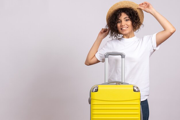 노란색 가방 흰색 배경에 여행을 준비하는 전면보기 젊은 여성 관광 휴가 항공편 비행기 항해 색상 나머지