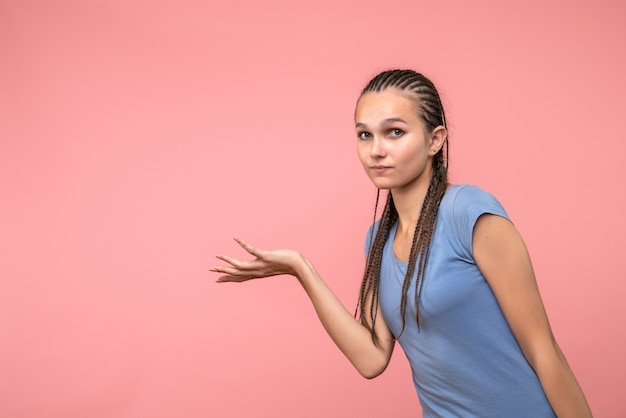 Free photo front view of young girl on pink