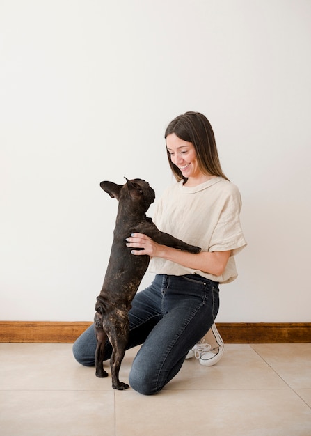 彼女の子犬と遊ぶ正面若い女の子