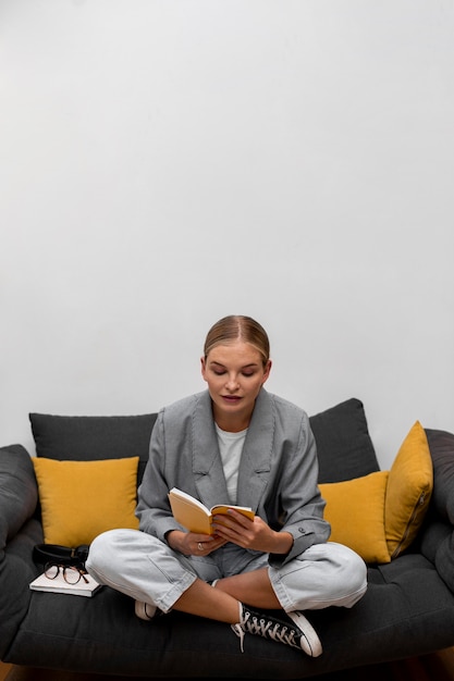 Бесплатное фото Вид спереди молодая девушка, читающая книгу