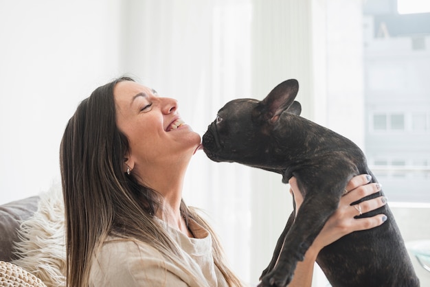 Ragazza di vista frontale con il suo cagnolino