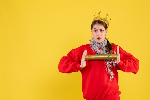 Foto gratuita ragazza di vista frontale con il maglione rosso che tiene il popper del partito