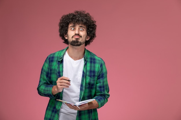 Giovane ragazzo di vista frontale che fa posa strana del fronte