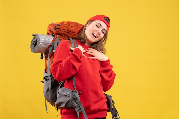 Giovane turista felice di vista frontale con lo zaino