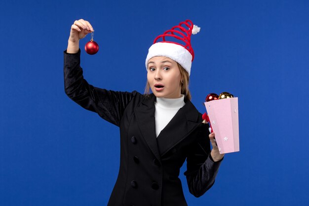 青い壁に木のおもちゃを持っている正面図若い女性青い感情新年の休日