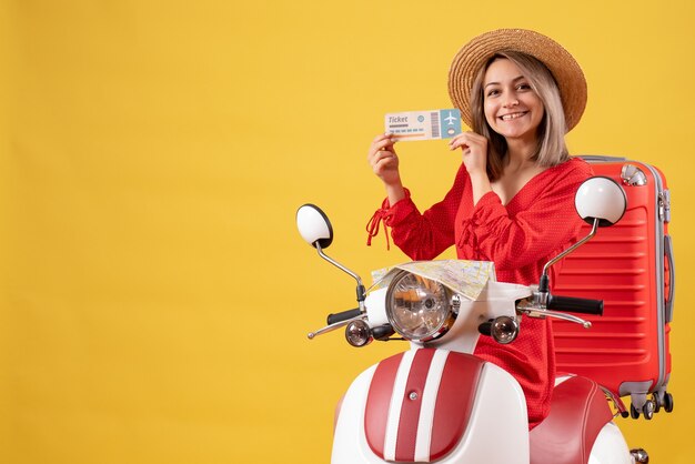 티켓을 들고 빨간 가방으로 오토바이에 빨간 드레스에 전면보기 젊은 아가씨