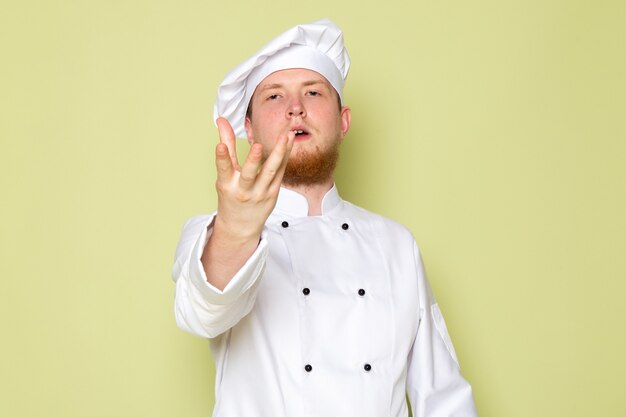 흰색 쿡 정장 흰색 머리 모자에 전면보기 젊은 남성 요리사