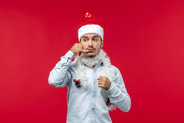 Бесплатное фото Вид спереди молодой самец, имитирующий телефонный звонок, праздник рождества