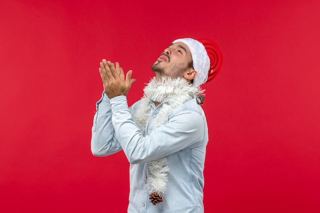 正面図若い男性の祈り、休日のクリスマス