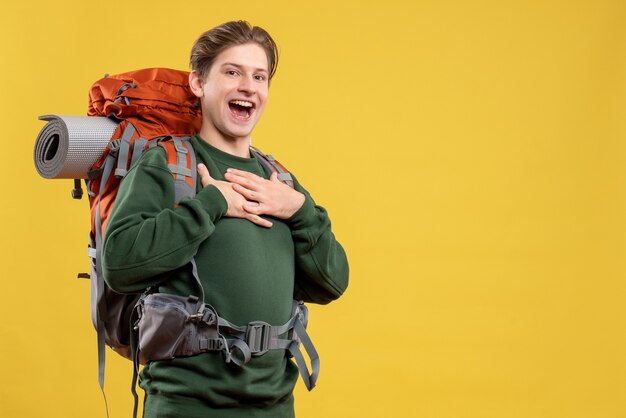 ハイキングの準備をしている正面の若い男性