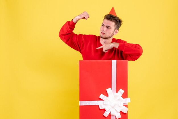 プレゼントボックス内の赤いシャツの正面図若い男性