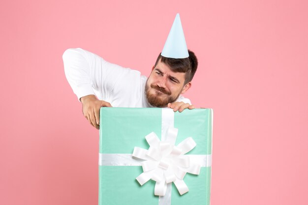 핑크 색상 감정 크리스마스 새해 사진 인간 파자마 파티에 선물 상자 안에 전면보기 젊은 남성 서
