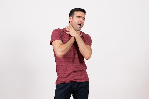 Free photo front view young male in t-shirt posing and choking himself on white background