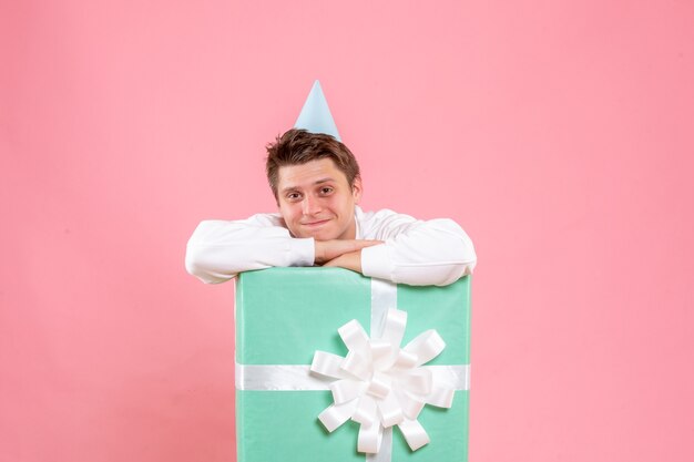 Free photo front view young male in white shirt with cap and present on pink background